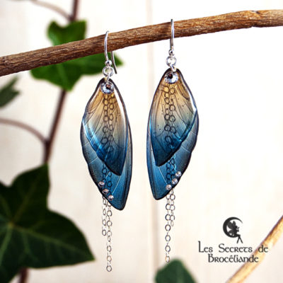 Boucles ailes de fée de couleur bleu et or en résine, monture en argent 925. Fabrication artisanale.