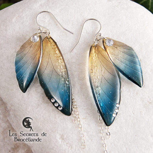 Boucles ailes de fée de couleur bleu et or en résine, monture en argent 925. Fabrication artisanale.