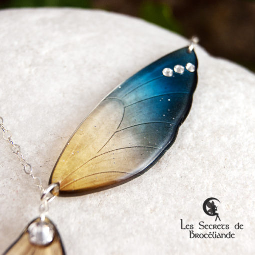 Collier ailes de fée de couleur bleu et or en résine, monture en argent 925. Fabrication artisanale.
