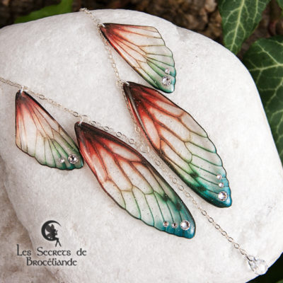 Collier plastron Brocéliande de couleur plumes de perroquet en résine, monture en argent 925. Fabrication artisanale.