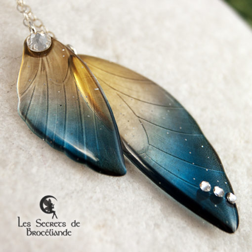 Ras de cou ailes de fée de couleur bleu et or en résine, monture en argent 925. Fabrication artisanale.