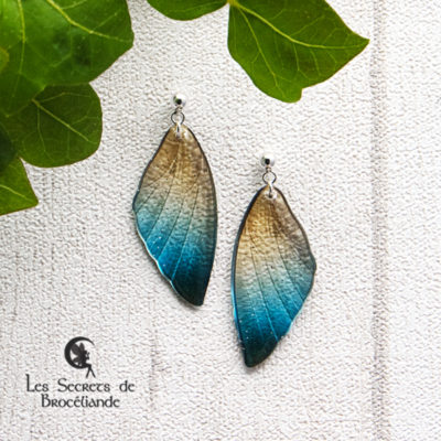 Boucles ailes de fée clous de couleur bleu et or en résine, monture en argent 925. Fabrication artisanale.