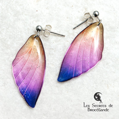 Boucles ailes de fée clous de couleur violet et orangé en résine, monture en argent 925. Fabrication artisanale.