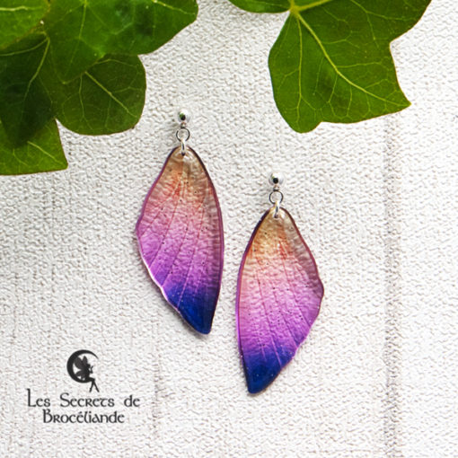 Boucles ailes de fée clous de couleur violet et orangé en résine, monture en argent 925. Fabrication artisanale.